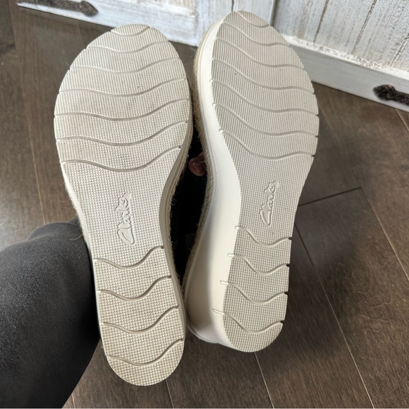 Clark's Artisan Women's Wedge Sandal Black Leather Rubber Sole Size 9.5 - Picture 9 of 9